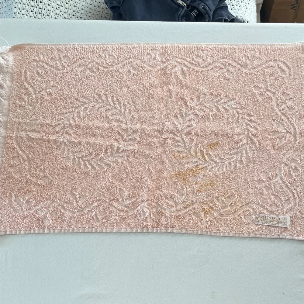 Vintage Dundee Pink Cotton Towel Set Jacquard Wreath Design Fringed Ends